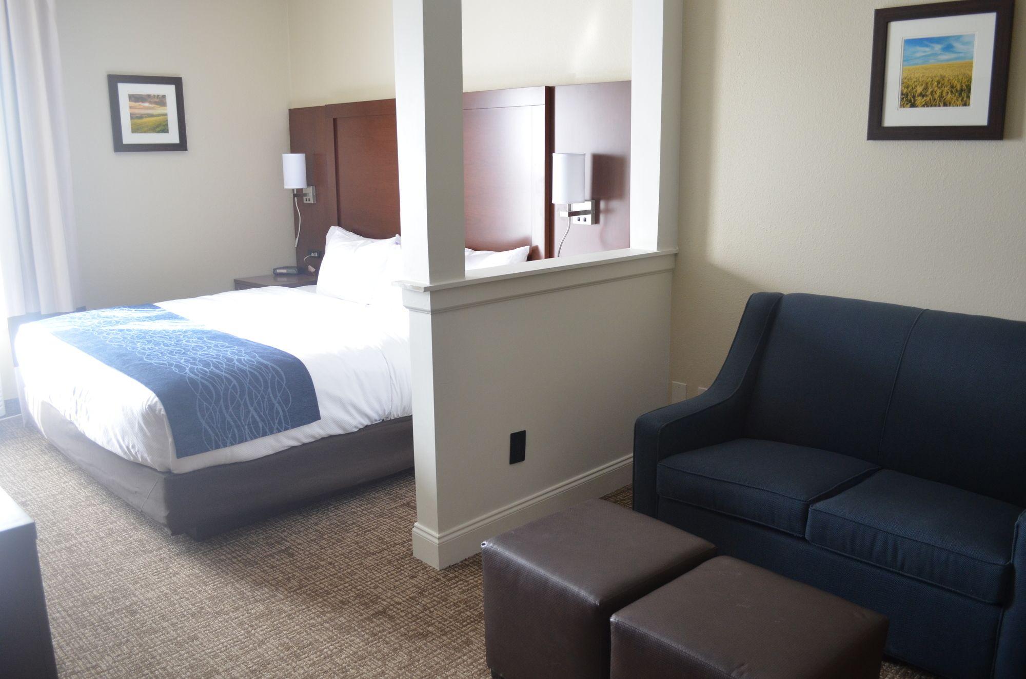 Comfort Inn & Suites Junction City - Near Fort Riley Exterior photo